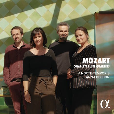 Text: „MOZART COMPLETE FLUTE QUARTETS A NOCTE TEMPORIS ANNA BESSON“. Vier Personen vor einer grünen Kachelwand.