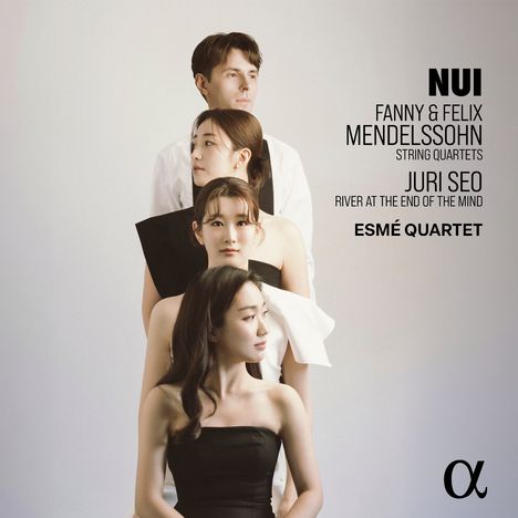 Texte: "NUI", "Fanny & Felix Mendelssohn", "String Quartets", "Juri Seo", "River at the End of the Mind", "ESMÉ QUARTET".

Vier Menschen in eleganter Kleidung stehen vertikal gestapelt.