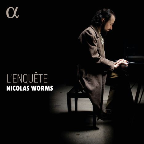 "L'ENQUÊTE, NICOLAS WORMS" steht links. Ein Mann spielt Klavier, beleuchtet von einem sanften Licht, sitzt konzentriert.