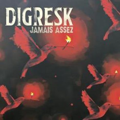 Text: "DIGRESK JAMAIS ASSEZ". Illustration von Kolibris, die kleine Flammen tragen, vor dunklem Hintergrund.