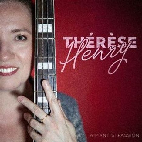 Text: "THÉRÈSE Henry" und "AIMANT SI PASSION". Eine Frau lächelt, hält einen Bass mit roten Hintergrund.