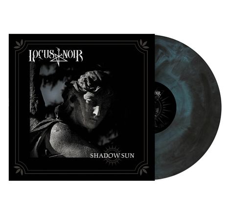 "LOCUS*NOIR" oben, "SHADOW SUN" unten. Statuenabdruck in Schwarz-Weiß, umgeben von dekorativen Elementen.