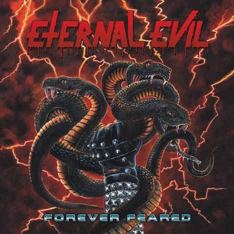 "Eternal Evil, Forever Feared". Eine gepanzerte Faust hält schlangenartige Kreaturen vor einem Hintergrund aus Blitzen.