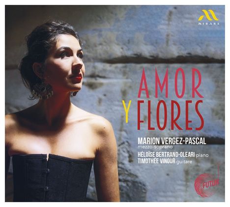 AMOR Y FLORES, Marion Vergez-Pascal, Héloïse Bertrand-Oleari, Timothée Vinour. Frau in schwarzem Bustier vor Steinwand.