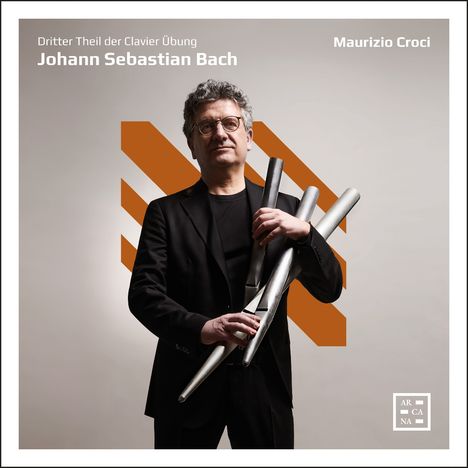 "Dritter Theil der Clavier Übung, Johann Sebastian Bach, Maurizio Croci." Ein Mann hält Orgelpfeifen vor geometrischem Muster.