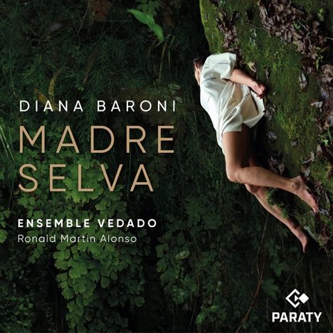 "Diana Baroni, Madre Selva, Ensemble Vedado, Ronald Martin Alonso." Liegt auf moosbewachsenem Baumstamm in üppiger Vegetation. Logo unten rechts.
