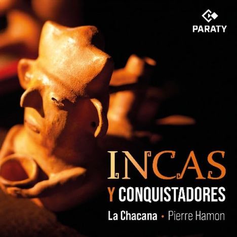 Texte: "INCAS Y CONQUISTADORES", "La Chacana", "Pierre Hamon", "PARATY". Terrakotta-Gesichtsskulptur im warmen Licht.
