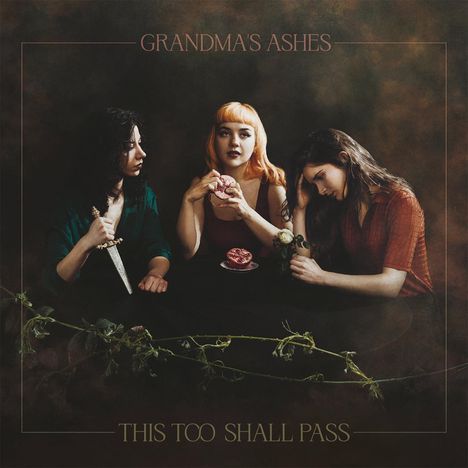 Texte: "GRANDMA'S ASHES", "THIS TOO SHALL PASS". Drei Frauen: eine mit Dolch, eine mit Granatapfel, eine mit weißer Rose.