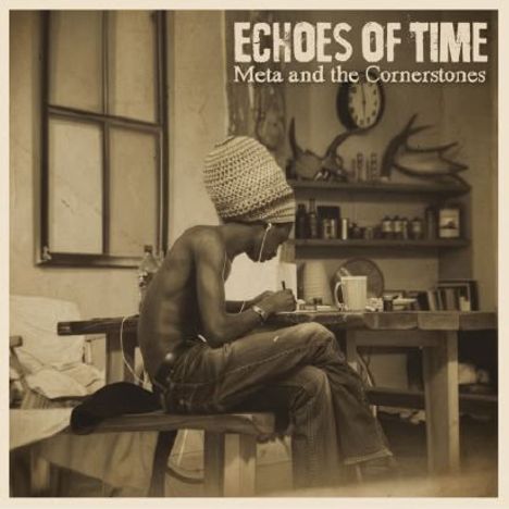 „ECHOES OF TIME“ und „Meta and the Cornerstones“. Ein Mann mit Mütze schreibt an einem Tisch in einem rustikalen Raum.