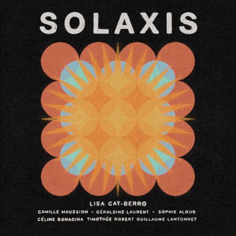 "Solaxis", "Lisa Cat-Berro", darunter weitere Namen. Im Hintergrund ein geometrisches Muster mit Kreisen in Orange und Blau.