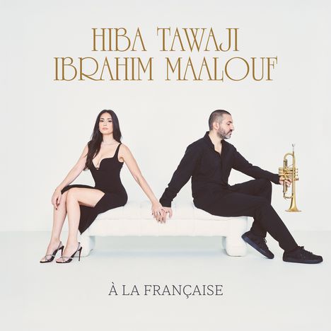 Text: "HIBA TAWAJI IBRAHIM MAALOUF À LA FRANÇAISE." Eine Frau und ein Mann sitzen auf einer Bank, halten Hände, eine Trompete.
