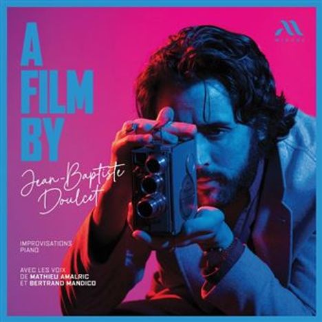 A FILM BY Jean-Baptiste Doucet. Improvisations Piano. Mann mit Kamera, blau-rosa Beleuchtung, retro Stil.