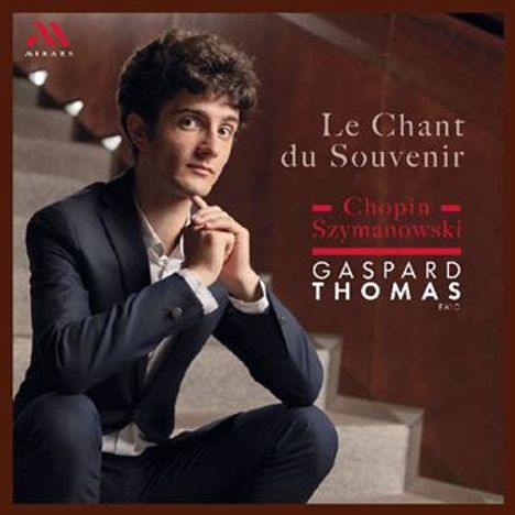 "Le Chant du Souvenir", Chopin, Szymanowski, Gaspard Thomas, sitzt gedankenversunken auf Treppe, eleganter Anzug.
