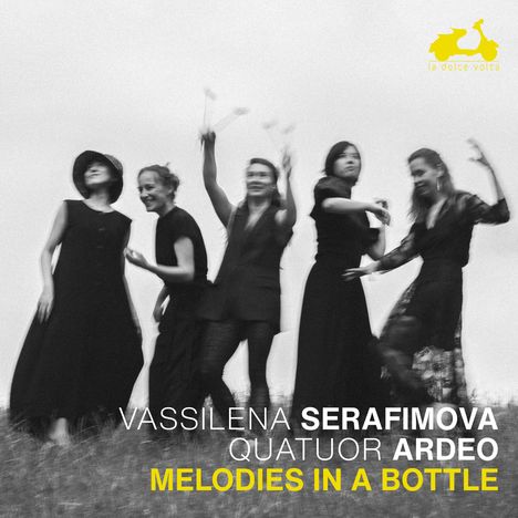 VASSILENA SERAFIMOVA, QUATUOR ARDEO, MELODIES IN A BOTTLE. Fünf Frauen tanzen auf einer Wiese, schwarz-weiß. Logo oben rechts.