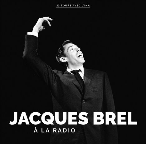 „33 TOURS AVEC L'INA“, „JACQUES BREL À LA RADIO“. Schwarz-weiß, Mann im Anzug mit erhobenem Arm, singt energisch.