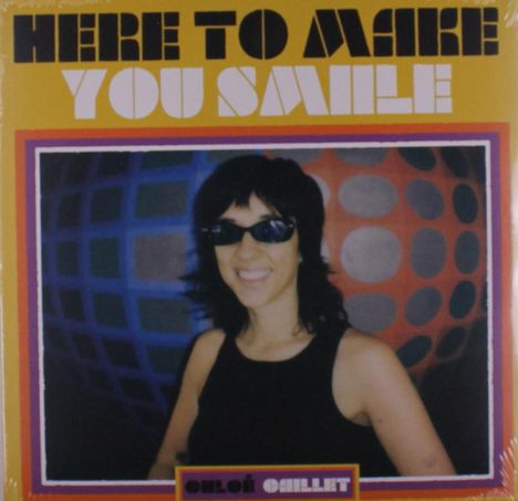 "Here to Make You Smile", "Chloé Gaille". Frau mit Sonnenbrille lächelnd vor buntem Hintergrund. Retro-Stil.