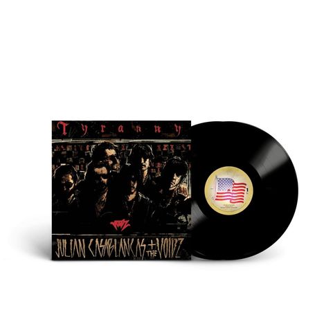 „Tyranny“, „Julian Casablancas + The Voidz“. Schallplatte mit US-Flagge. Dunkles Gruppenfoto von Personen.