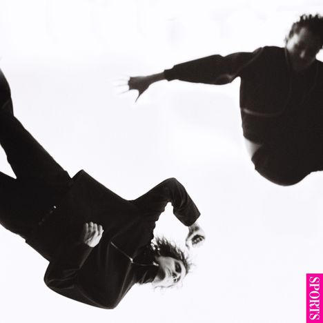 Text "SPORTS" in pink links, zwei Personen in Schwarz-Weiß, verschwommene Bewegung, einer oben, einer unten.