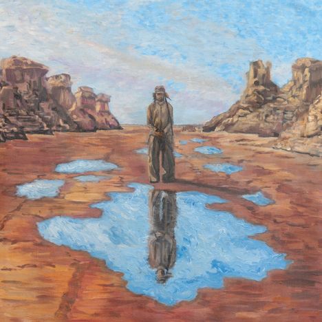 Illustration: Eine Person in weiter Kleidung steht auf einer Wüstenfläche mit Wasserpfützen, die den Himmel widerspiegeln.
