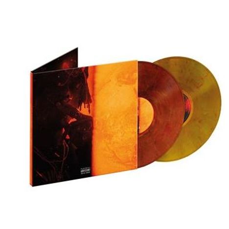 Ein rotes Vinyl mit Cover, das in der Mitte von Schwarz zu leuchtendem Orange wechselt, liegt teilweise in der Hülle.