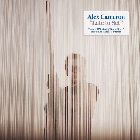 Text: „Alex Cameron 'Late to Set'.“ Mensch hinter vertikalen Streifen, hält Gegenstand hoch.