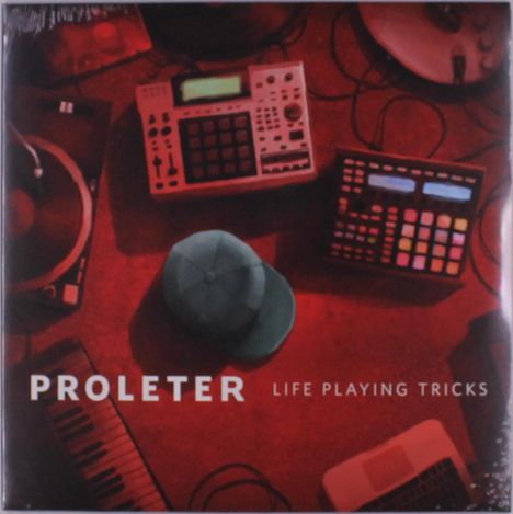 Text: "PROLETER LIFE PLAYING TRICKS." 
Illustration: Verschiedene Musikinstrumente und Geräte auf rotem Hintergrund.