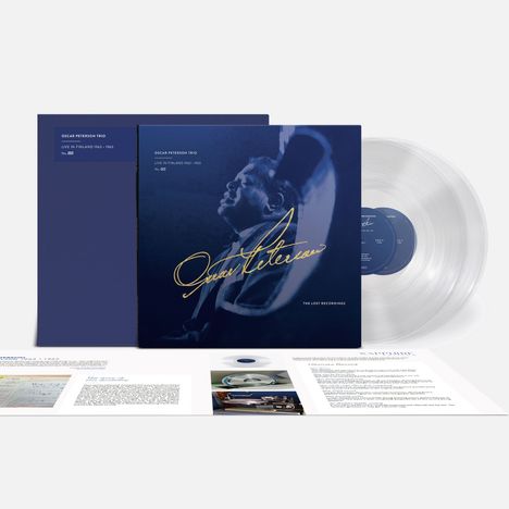 "Oscar Peterson Trio: Live in Finland 1963 - 1965" steht auf einem blauen Albumcover vor einem transparenten Vinyl.
