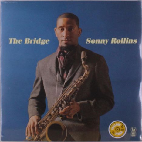 „The Bridge“ und „Sonny Rollins“ steht auf blauem Hintergrund. Ein Mann hält ein Saxophon.