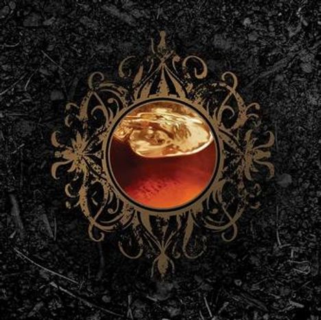 Kein Text zu sehen. Ein detailliertes, goldenes Ornament umrahmt ein Glas mit dunkelbrauner Flüssigkeit auf schwarzem Hintergrund.