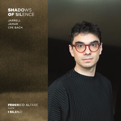 "SHADOWS OF SILENCE" links, Person rechts mit roten Brillen und schwarzem Pullover vor dunklem Hintergrund.