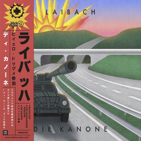 Links vertikaler roter Balken mit japanischen Schriftzeichen. Stilisiertes Sonnenaufgangsbild mit Panzer und Straße.