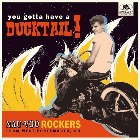 "you gotta have a DUCKTAIL!" und "NAU-VOO ROCKERS FROM WEST PORTSMOUTH, OH". Mann sitzt auf einem Motorrad. Vintage-Stil.