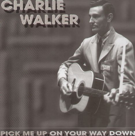 "Charlie Walker. Pick Me Up On Your Way Down." Ein Mann in Anzug spielt Gitarre, leicht seitlich stehend.