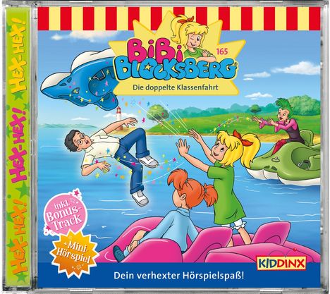 „Bibi Blocksberg: Die doppelte Klassenfahrt“. Illustration mit zwei Mädchen auf Wasserfahrzeugen, magische Effekte.