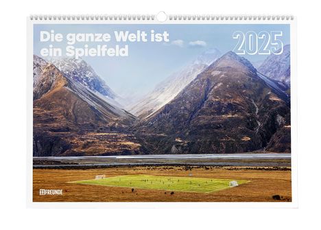 11FREUNDE-Wandkalender: Die ganze Welt ist ein Spielfeld 2025 - Fußball-Kalender - Fan-Kalender - 60x42 - Sport, Kalender