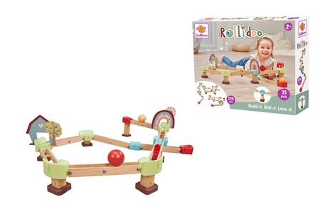 Aufschrift: "Rollidoo", "Build it. Roll it. Love it." Spielsystem mit Holzschienen, Kugeln und bunten Blöcken. Hinweis "2+" Jahre.