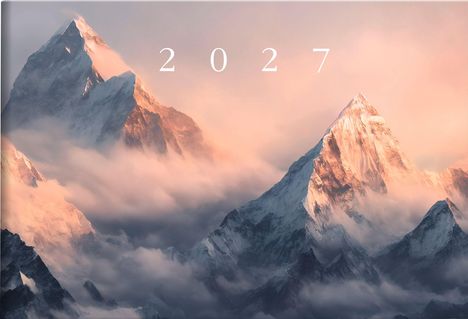 "2027" in weißen Zahlen über schneebedeckten Berggipfeln im Nebel, pastellfarbener Himmel im Hintergrund.