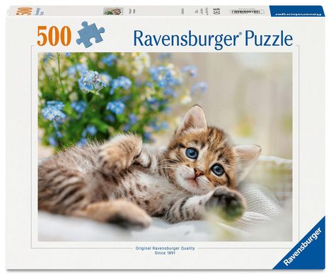 Text: "500 Ravensburger Puzzle". Ein Kätzchen liegt entspannt vor blauen Blumen.