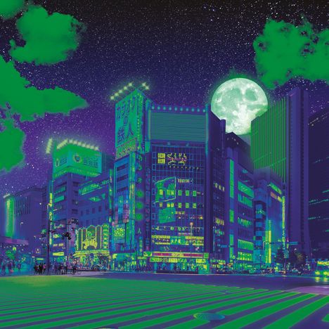 Leuchtreklamen und neonbeleuchtete Gebäude bei Nacht mit großem Mond am Himmel, grün-violette Töne dominieren.