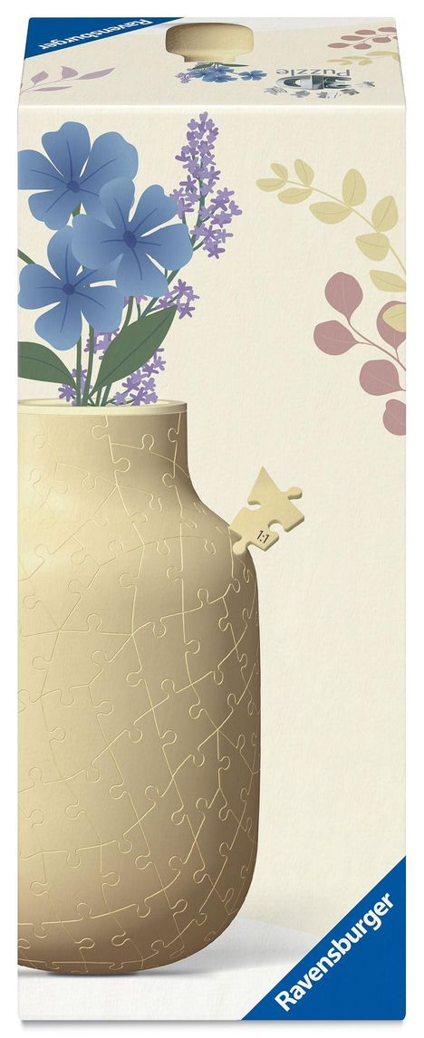 „Ravensburger“ und „3D Puzzle“ auf Verpackung. Vase aus Puzzleteilen mit blau-lila Blumen-Illustration oben.