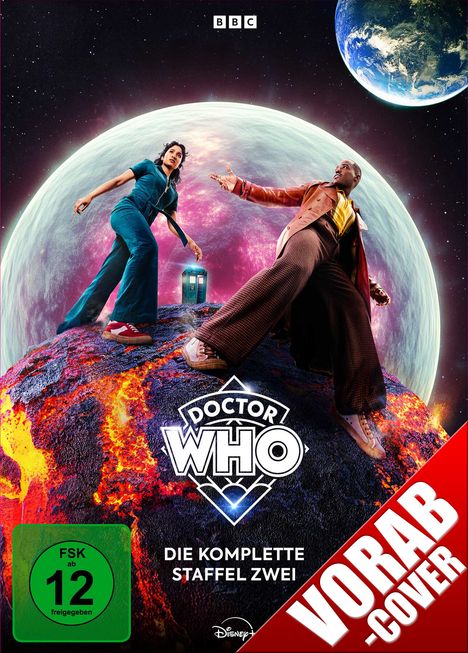 "Vorab-Cover", "Doctor Who", "Die komplette Staffel Zwei", Logo und BBC oben, zwei Personen vor einer kosmischen Kulisse.