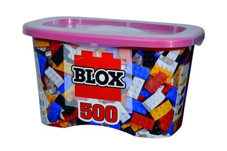 "BLOX 500" steht auf einem Behälter mit bunten Plastikbausteinen und einem rosa Deckel.