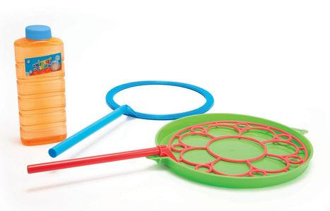 "Bubble Fun" auf Flasche. Orangenes Seifenblasenmittel, blaue und rote Blasringe auf grünem Tablett.