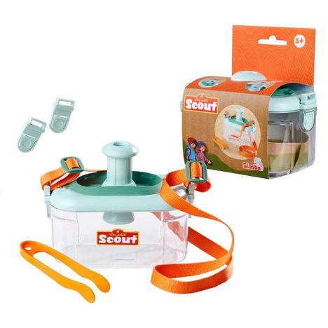 "Richtig Scout", roter Text auf gelbem Hintergrund. Durchsichtige Box mit orangenem Band und türkisem Deckel.