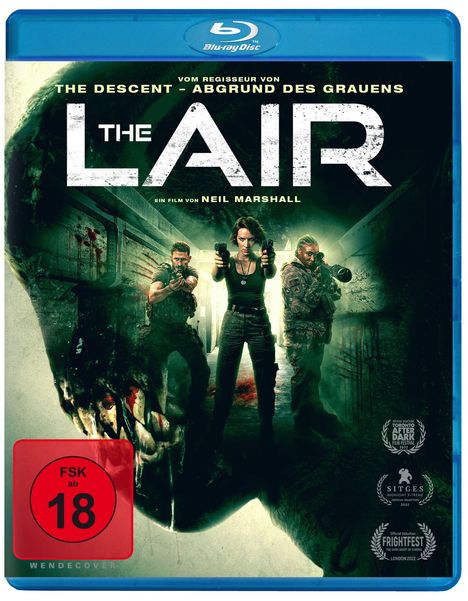 "The Lair", FSK ab 18, drei bewaffnete Personen in einem dunklen Korridor mit blutigen Wänden, unheimliche Atmosphäre.