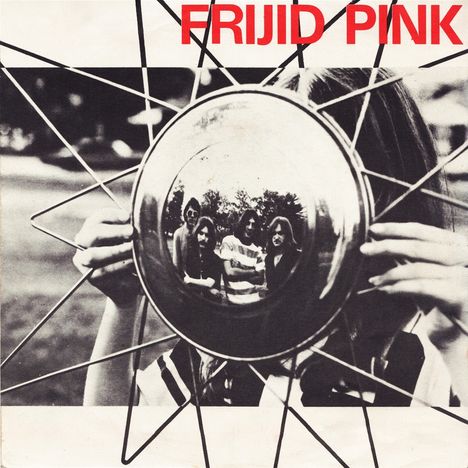 Text: "FRIJID PINK" in roten Großbuchstaben oben. Bild: Eine Person hält eine runde, spiegelnde Fläche. Darin spiegelt sich eine Gruppe von vier Personen.