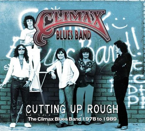 "Climax Blues Band" in kunstvollen Buchstaben über fünf Männern in 70er-Jahre-Kleidung vor einer Backsteinmauer.