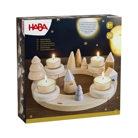 "HABA, Adventskranz, 3+, 20 Stk. Illustration eines hölzernen Adventskranzes mit Teelichtern und Baumelementen."