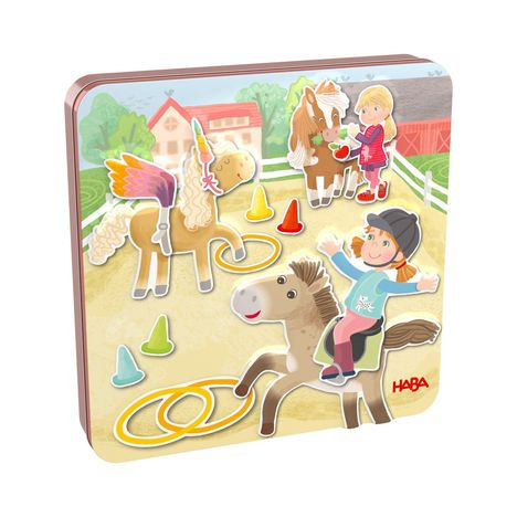 "haba" unten rechts. Illustration: Kinder reiten auf fröhlichen Pferden in einem farbenfrohen Reitplatz mit bunten Hütchen.