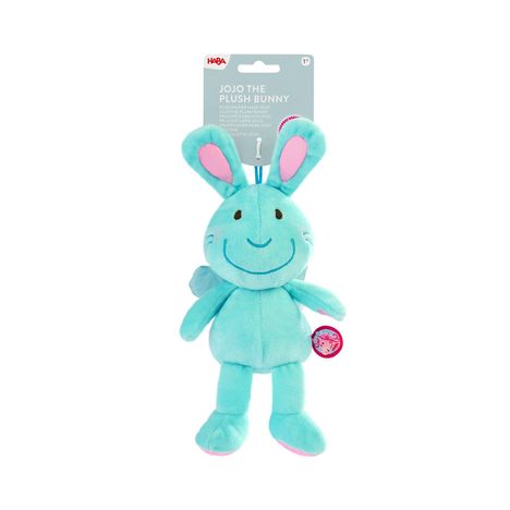 "JOJO THE PLUSH BUNNY" steht auf einem Hängeschild. Weiches, türkises Stofftier-Häschen mit großen rosa Ohren.